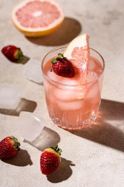 Bebida alcoólica refrescante pronta para ser servida