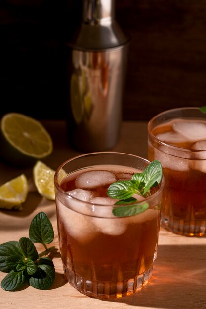 Bebida alcoólica refrescante pronta para ser servida