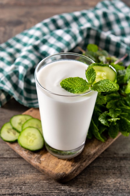 Foto grátis bebida ayran com hortelã e pepino em vidro