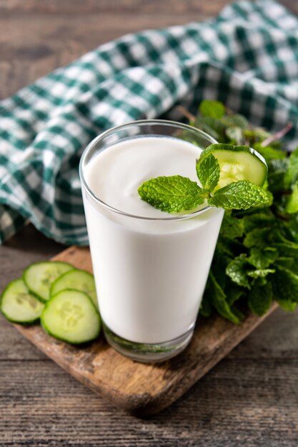 Bebida ayran com hortelã e pepino em vidro