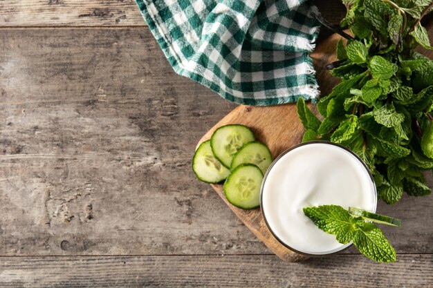 Bebida ayran com hortelã e pepino em vidro