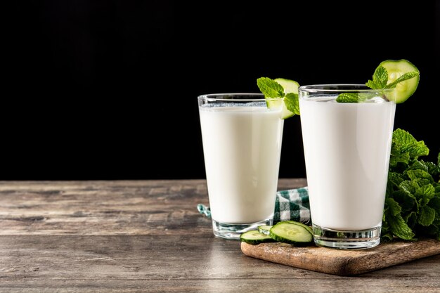 Bebida ayran com hortelã e pepino em vidro