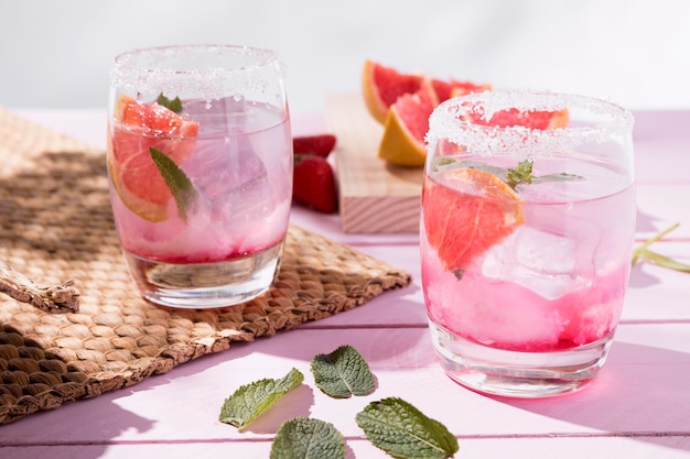 Foto grátis bebida com sabor a toranja e morango