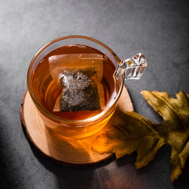 Bebida com vista superior de saquinho de chá