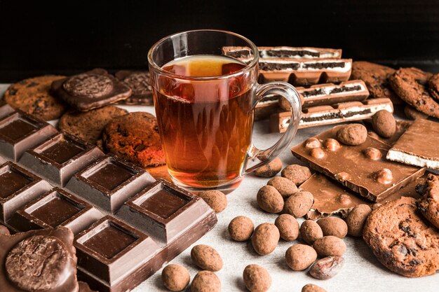 Bebida de alto ângulo com doces de chocolate