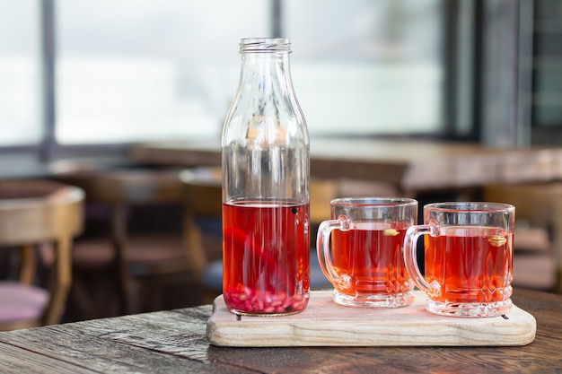 Bebida de baga kombucha e copos de vidro na mesa de madeira. bebida fermentada saudável com probióticos