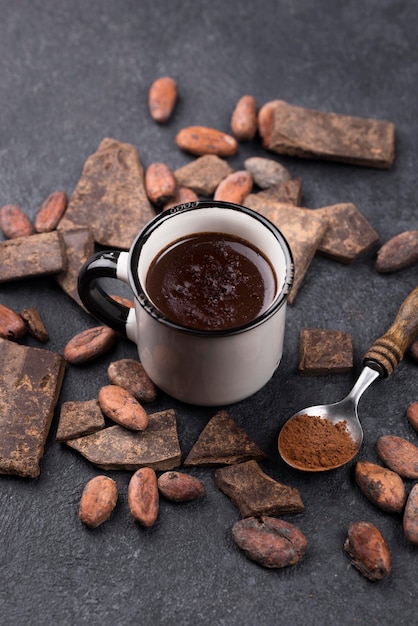 Foto grátis bebida de chocolate quente de alto ângulo