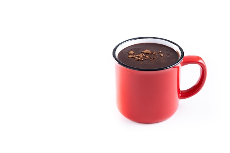 Foto grátis bebida de chocolate quente isolada em fundo branco