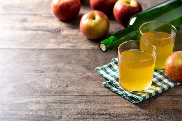 Bebida de cidra de maçã em mesa de madeira rústica