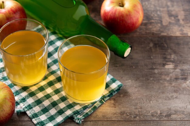 Bebida de cidra de maçã em mesa de madeira rústica