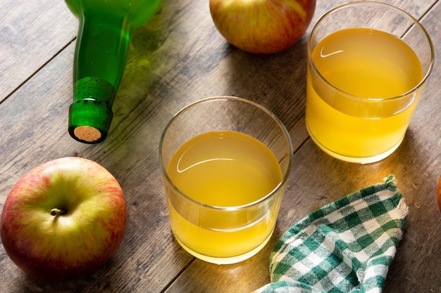 Bebida de cidra de maçã na mesa de madeira