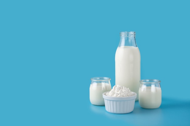 Bebida de kefir de leite em fundo azulProduto de leite líquido e fermentado em fundo azul