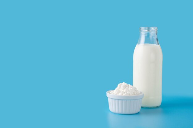 Bebida de kefir de leite em fundo azulProduto de leite líquido e fermentado em fundo azul