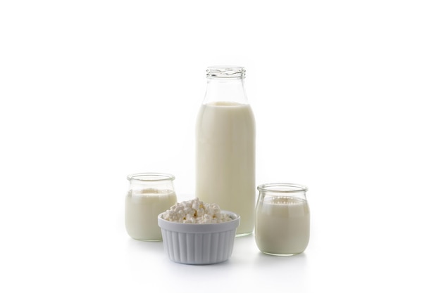 Bebida de kefir de leite isolada no fundo branco. Produto de leite líquido e fermentado isolado no fundo branco