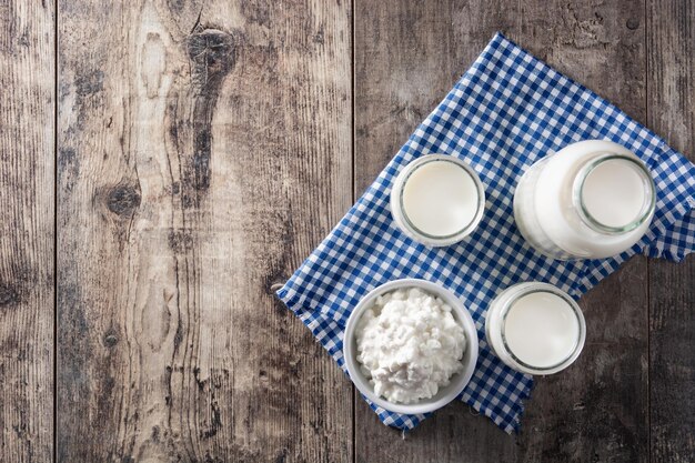 Bebida de kefir de leite na mesa de madeira