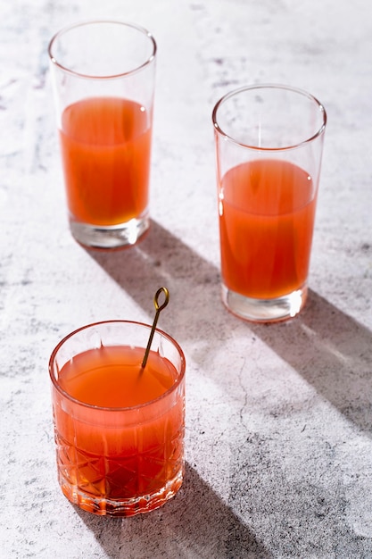 Bebida de laranja de ângulo alto em copos transparentes