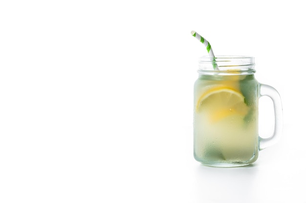 Bebida de limonada em uma jarra de vidro isolada no fundo branco