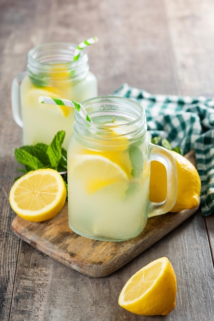 Foto grátis bebida de limonada em uma jarra de vidro na mesa de madeira