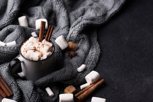 Bebida de marshmallow com canela na mesa