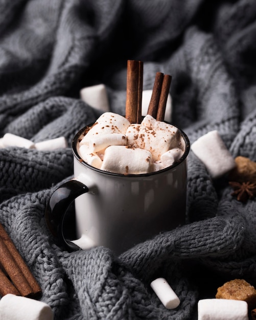 Foto grátis bebida de marshmallow com canela