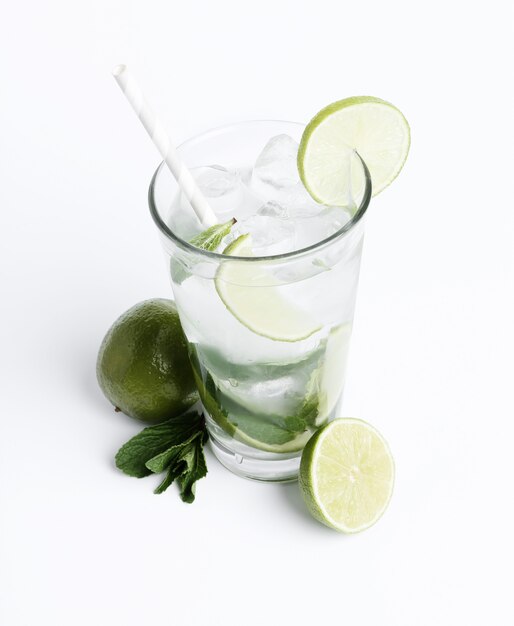 Bebida de mojito com fatias de limão