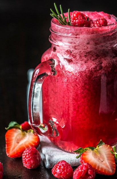 Foto grátis bebida de verão de berry smoothie misto