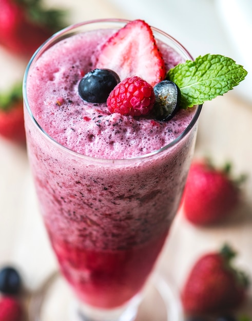 Bebida de verão de berry smoothie misto
