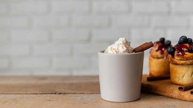 Foto grátis bebida deliciosa e rolinhos de canela