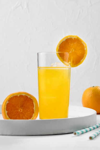 Bebida desintoxicante com rodelas de laranja