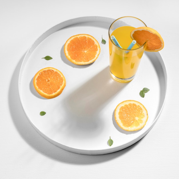 Bebida desintoxicante de ângulo alto com clementina