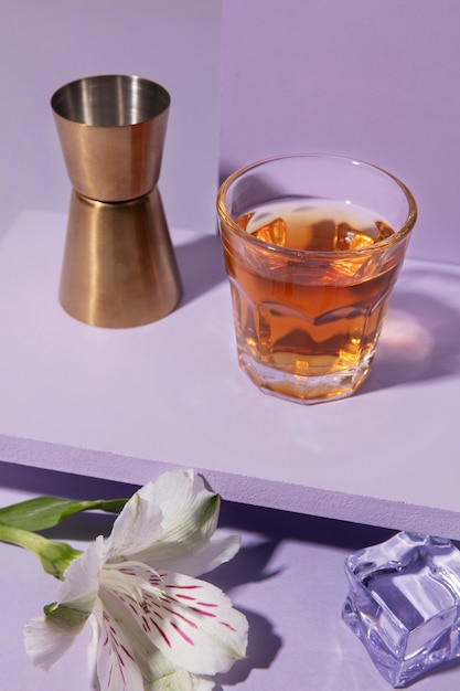 Bebida e flor de negroni de alto ângulo