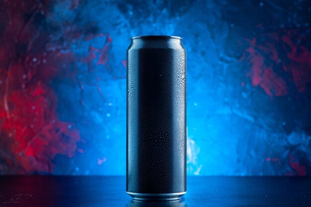 Bebida energética de vista frontal em lata na escuridão de álcool de bebida azul