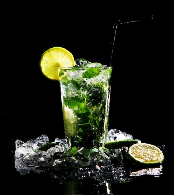 Bebida fresca com limão verde