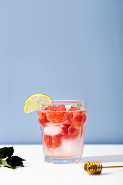 Foto grátis bebida frutada com rodela de limão