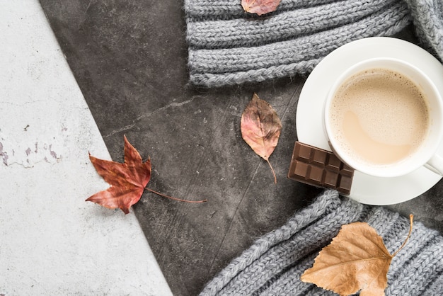 Bebida quente com chocolate na superfície gasto