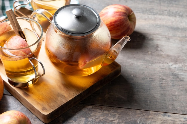 Bebida quente de maçã com especiarias na mesa de madeira