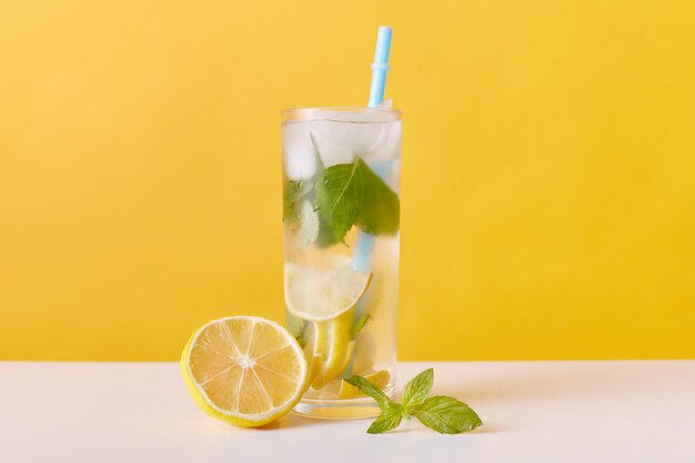 Bebida refrescante caseira de limonada de verão com fatias de limão, cubos de hortelã e gelo