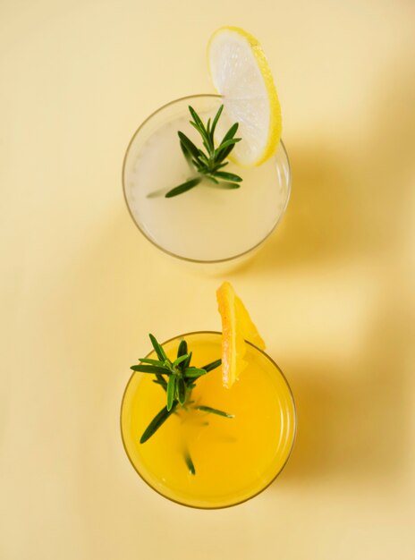 Bebida refrescante com laranja e limão