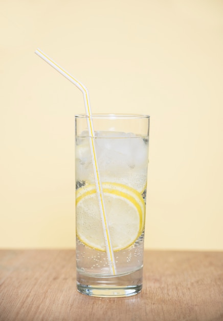 Bebida refrescante com limão