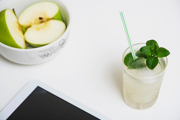 Bebida refrescante com maçãs e tablet