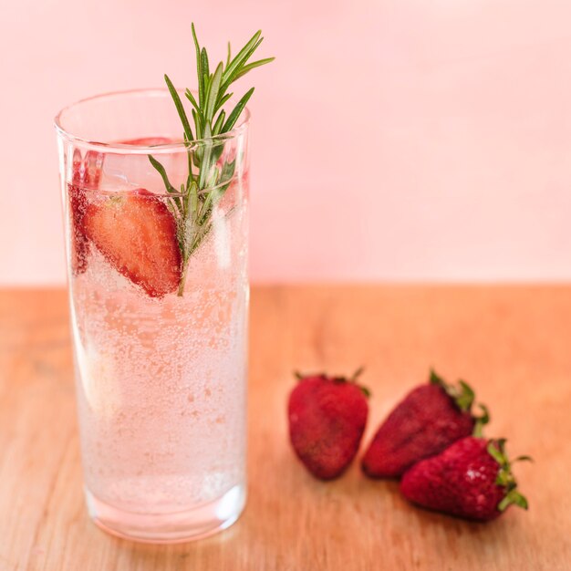 Bebida refrescante com morango