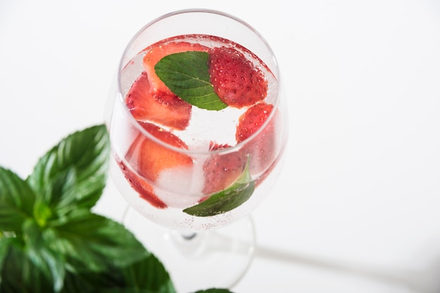 Foto grátis bebida refrescante com morangos