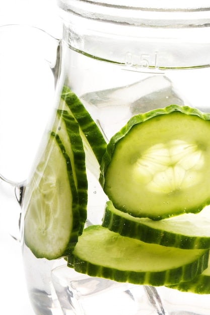 Bebida refrescante com pepino