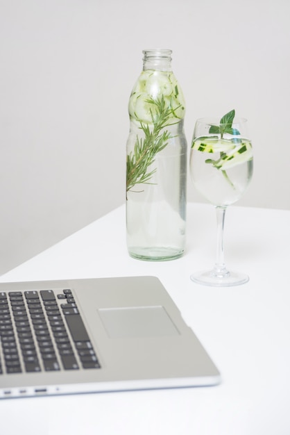 Foto grátis bebida refrescante e laptop