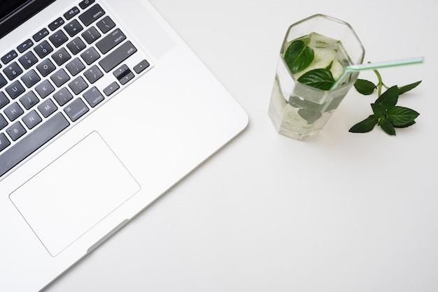 Bebida refrescante e laptop