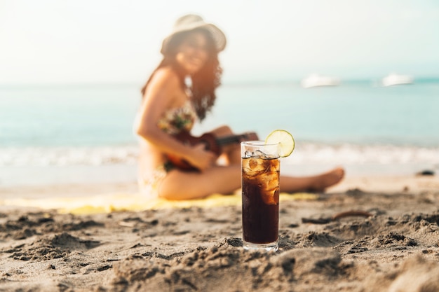 Foto grátis bebida refrescante na praia