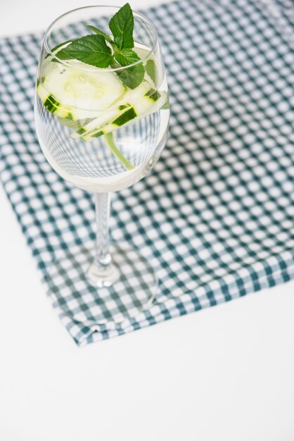 Foto grátis bebida refrescante na toalha de mesa