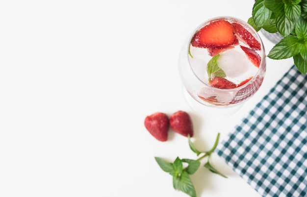 Foto grátis bebida refrescante na toalha de mesa