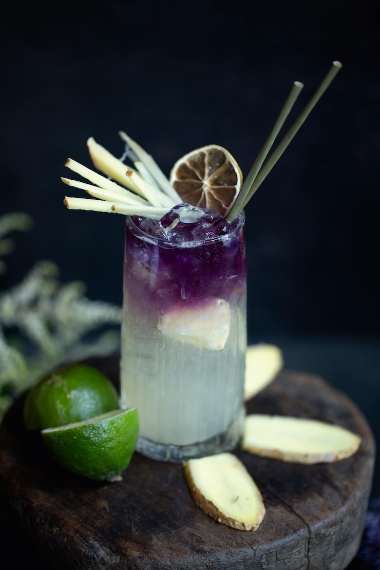 Foto grátis bebida refrescante saborosa de verão com gengibre e frutas de verão servidas em vidro sobre fundo escuro