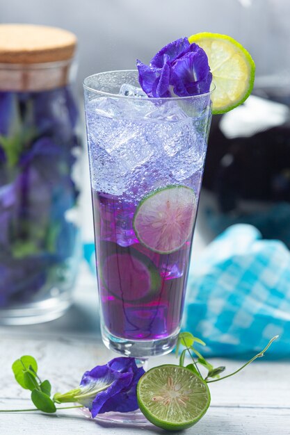Bebida saudável, chá de flor de ervilha azul orgânica com limão e lima.